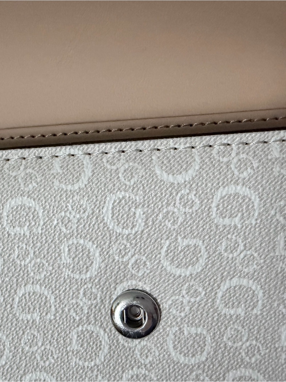 GUESS Women's Cream Logo Crossbody Bag - Picture 6 of 9